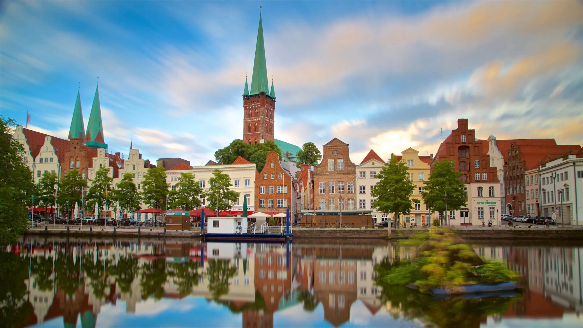 Deflow team designing and building product for German startups
